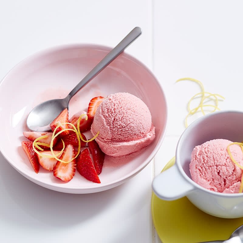 Strawberry frozen yoghurt