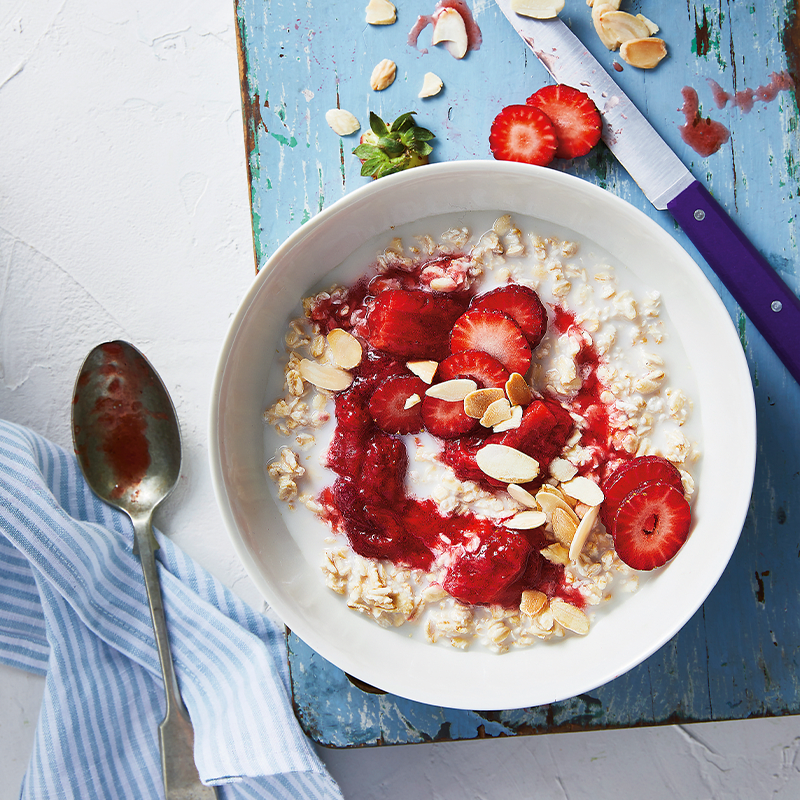 Roasted strawberry and almond overnight oats