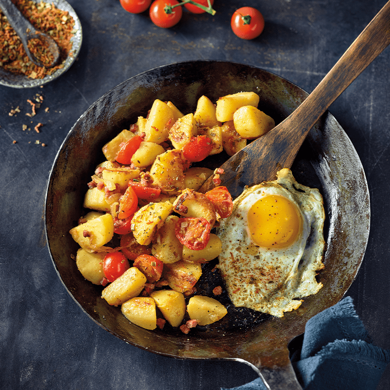 Fried potatoes with tomato and egg