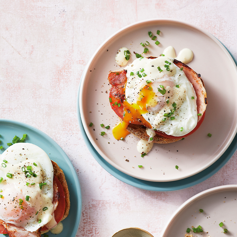 Poached eggs with hollandaise and bacon