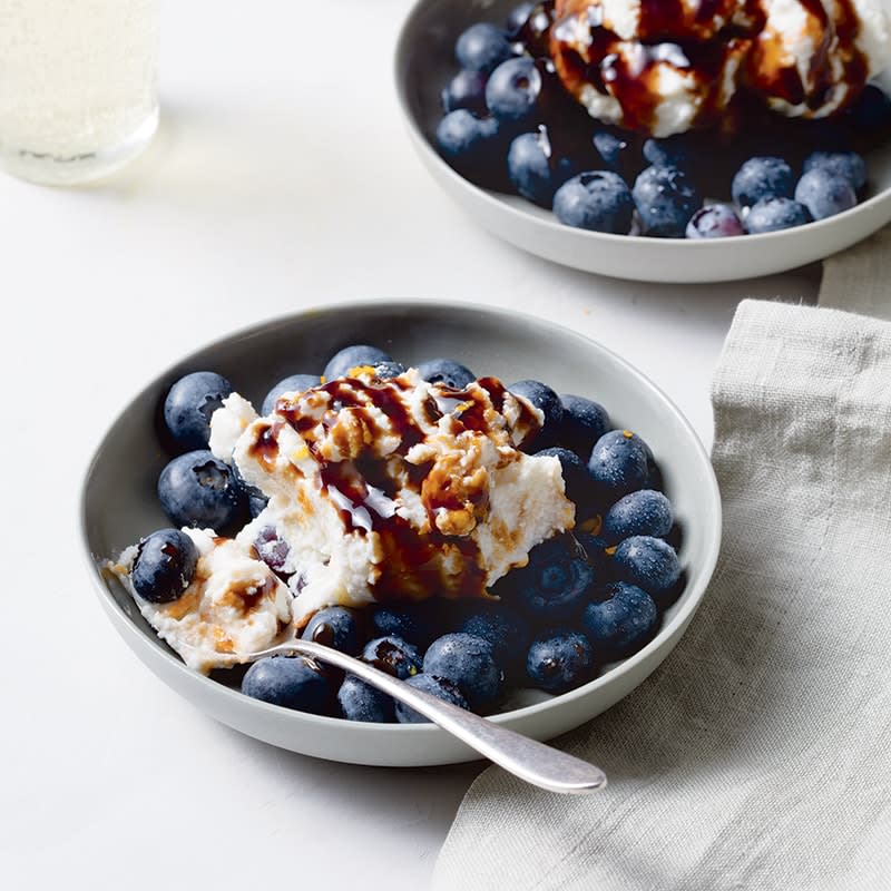 Blueberries with ricotta and balsamic glaze